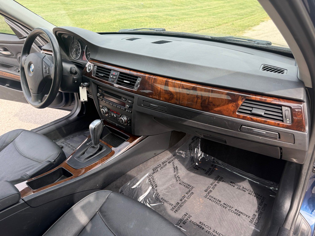 2011 BMW 3 Series Image 17