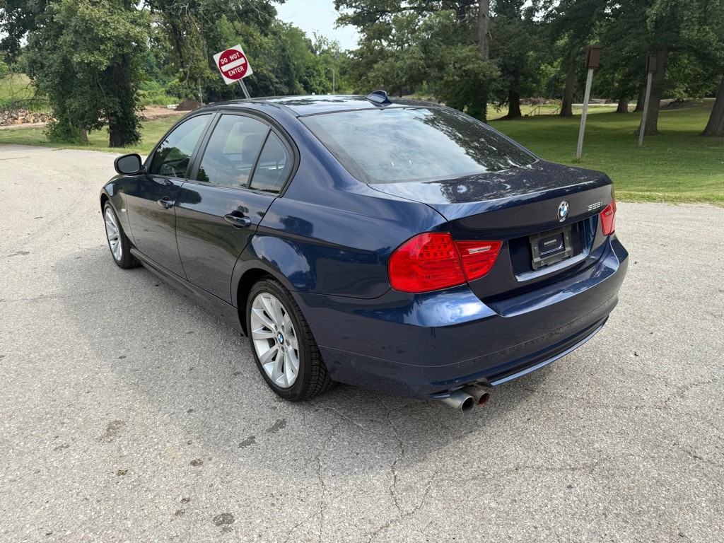 2011 BMW 3 Series Image 19