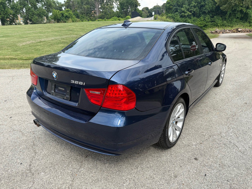 2011 BMW 3 Series Image 20