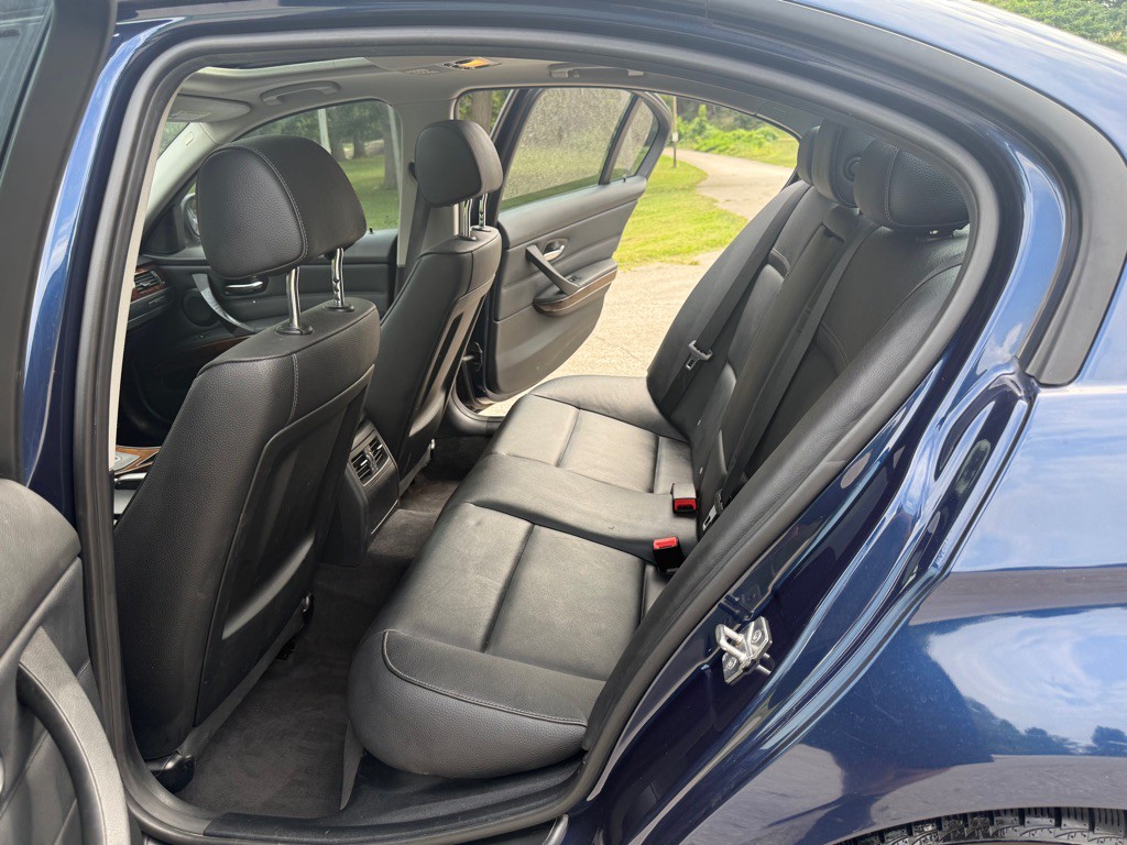 2011 BMW 3 Series Image 21