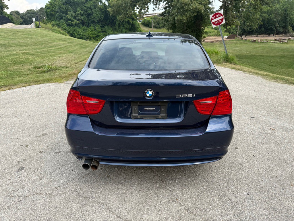 2011 BMW 3 Series Image 24