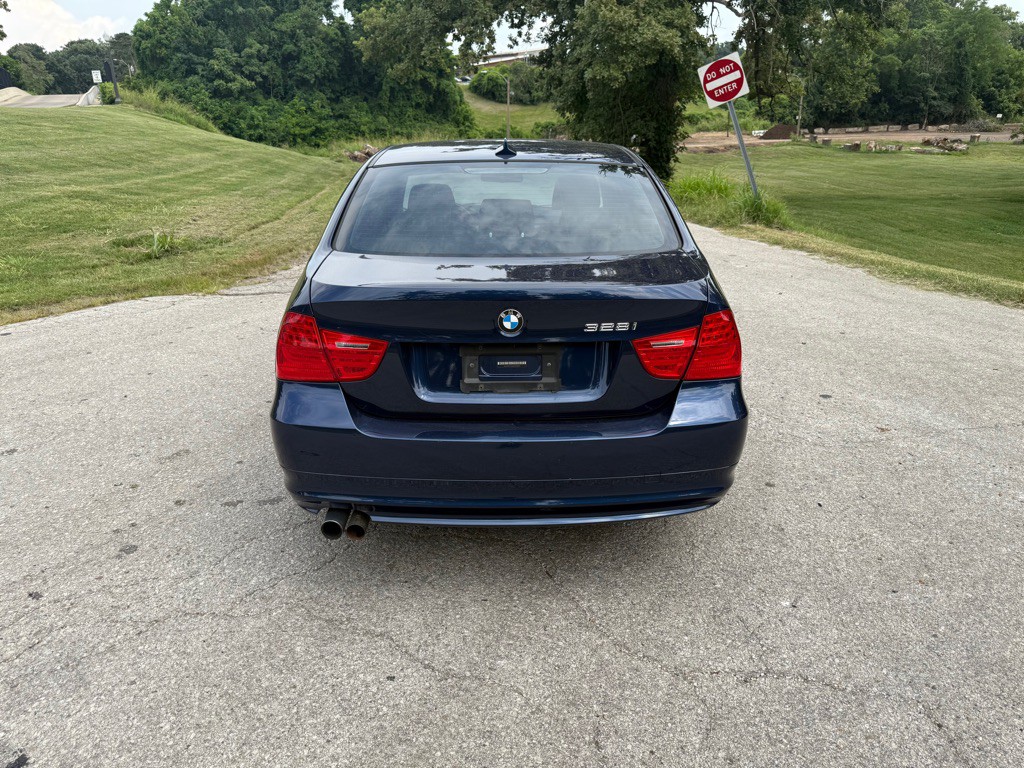 2011 BMW 3 Series Image 25