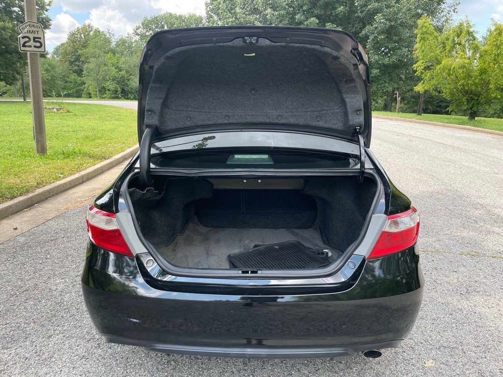 2016 Toyota Camry Image 11