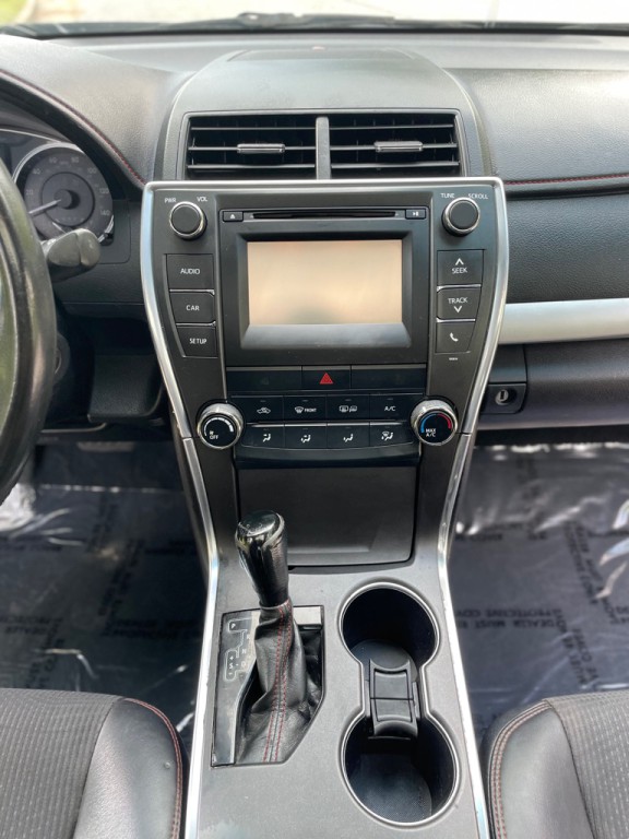 2016 Toyota Camry Image 16