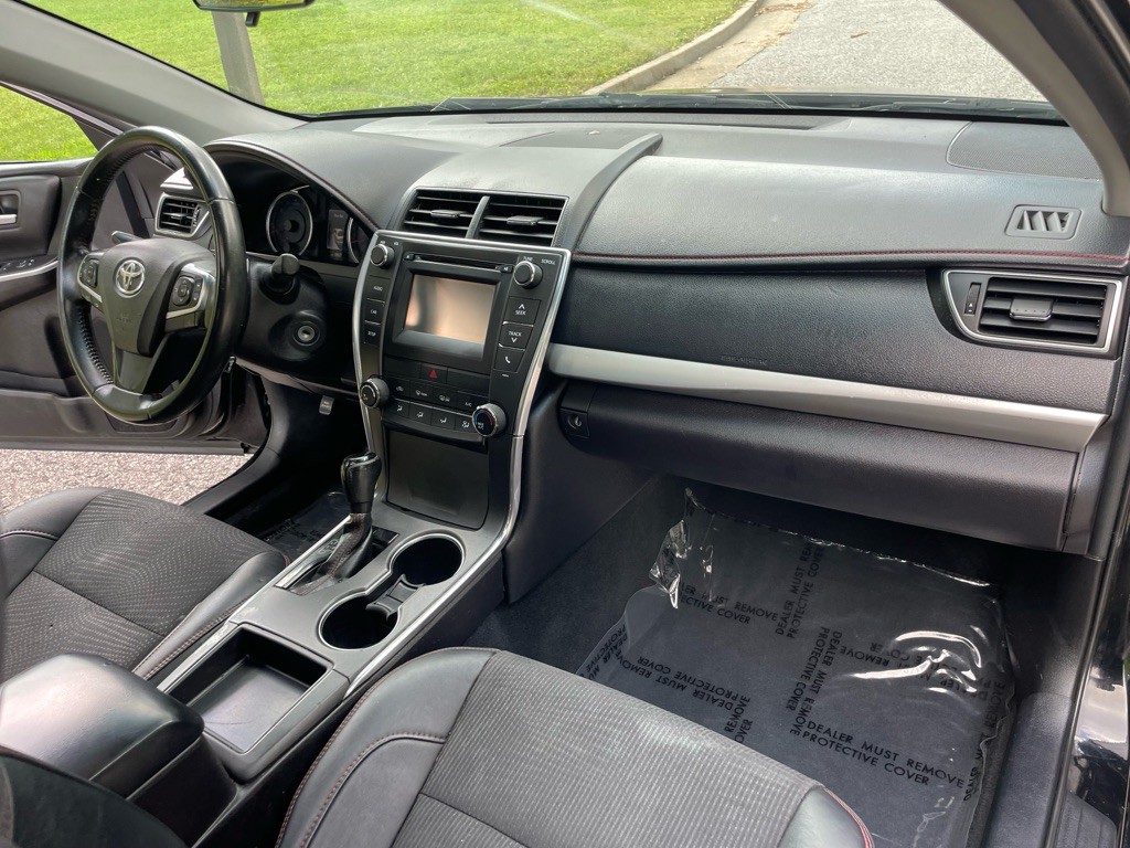 2016 Toyota Camry Image 17