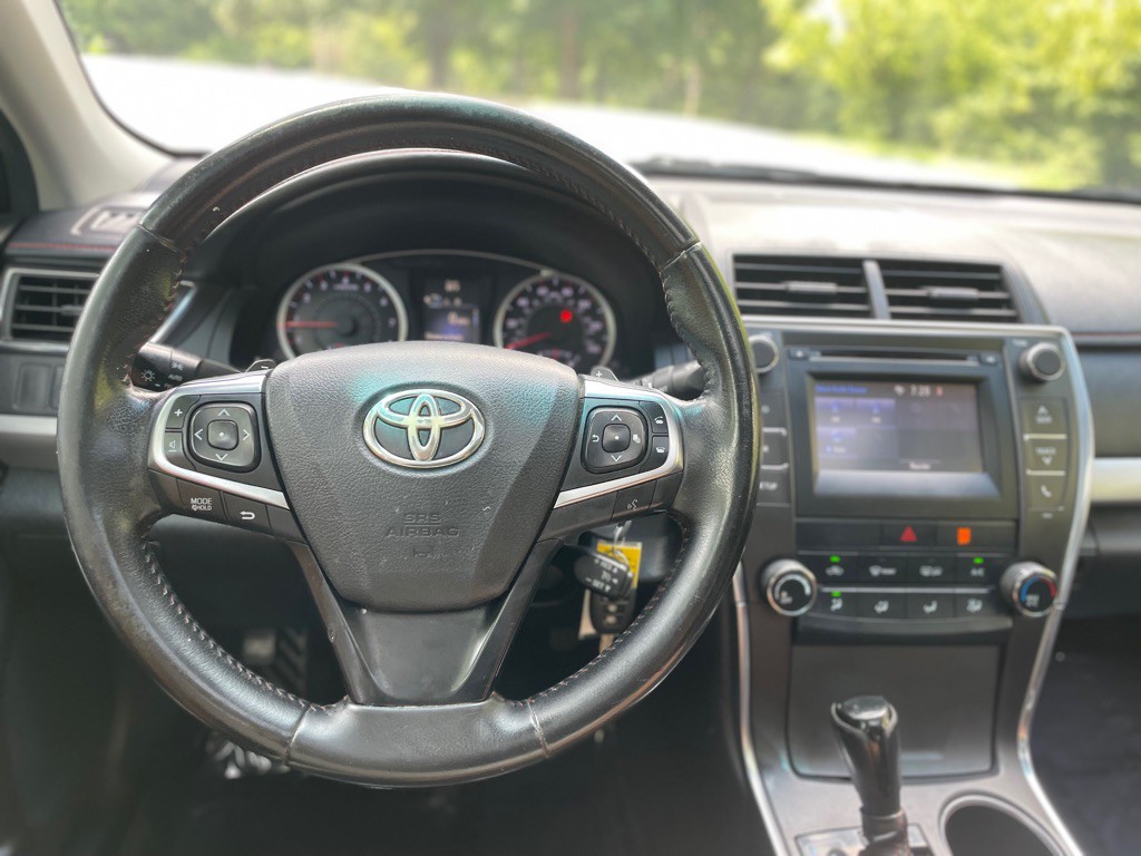 2016 Toyota Camry Image 18