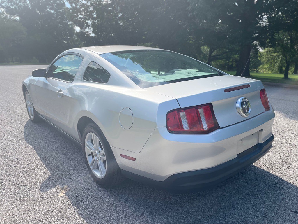 2010 Ford Mustang Image 9