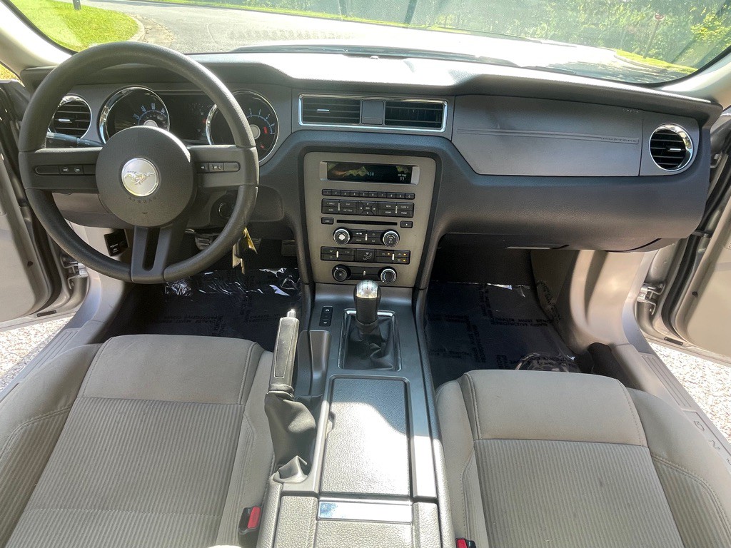 2010 Ford Mustang Image 12