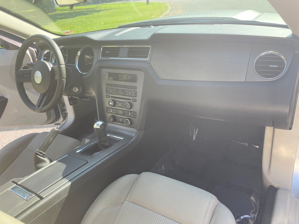 2010 Ford Mustang Image 16