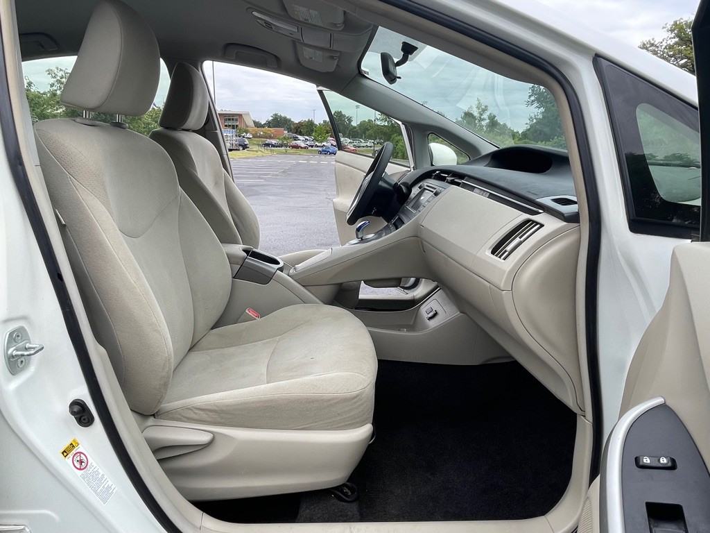2015 Toyota Prius Image 14