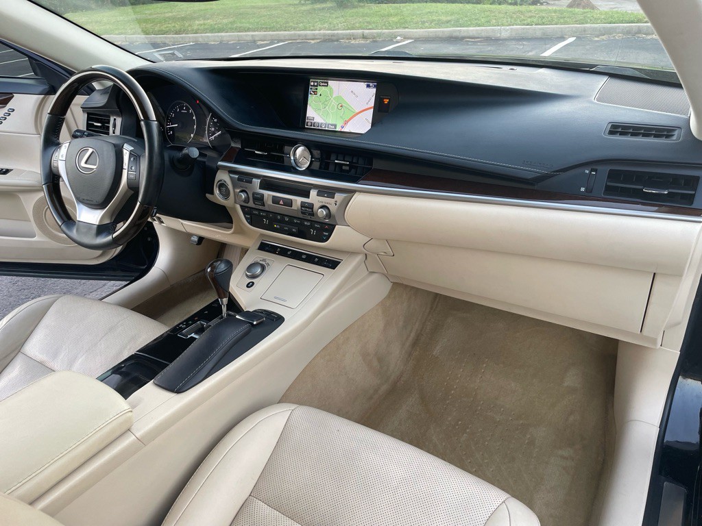 2015 Lexus ES 350 Image 15