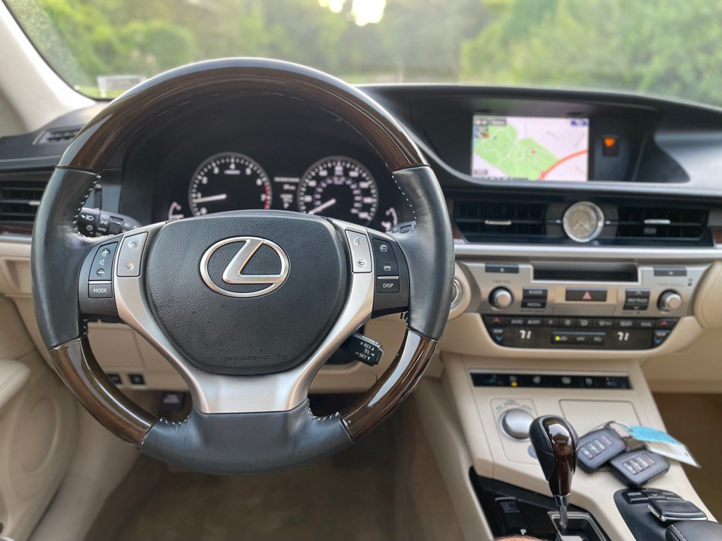 2015 Lexus ES 350 Image 16