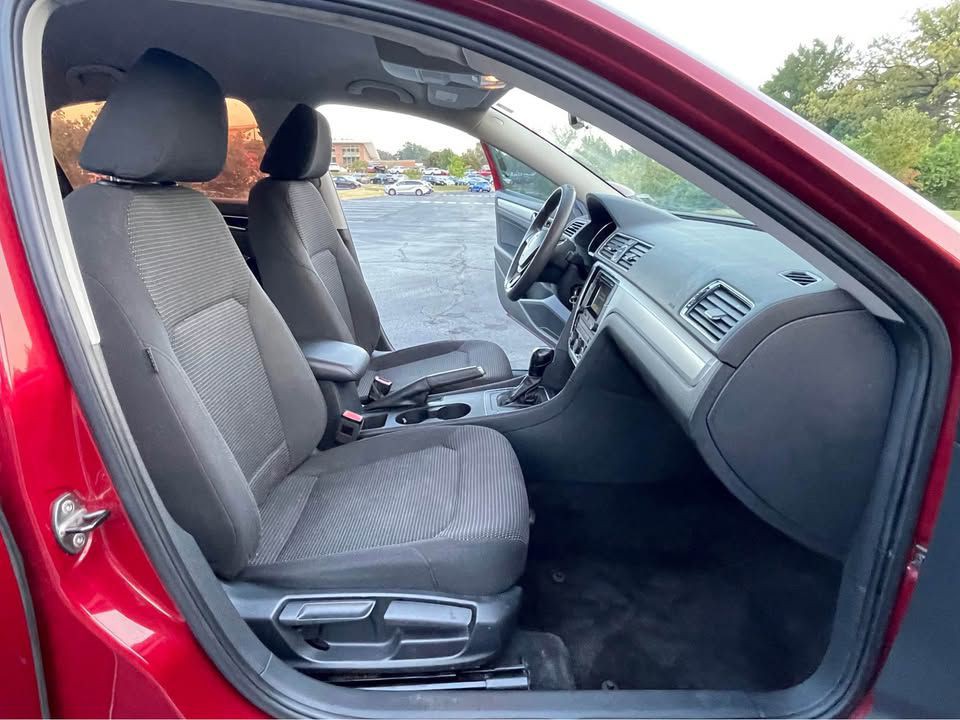 2016 Volkswagen Passat Image 11