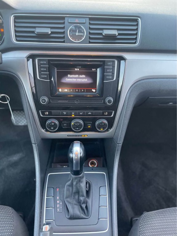2016 Volkswagen Passat Image 14