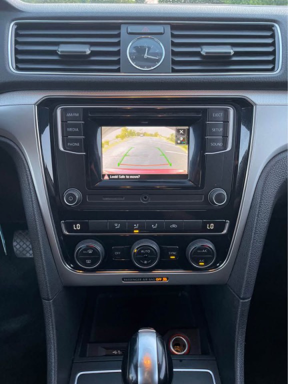 2016 Volkswagen Passat Image 16
