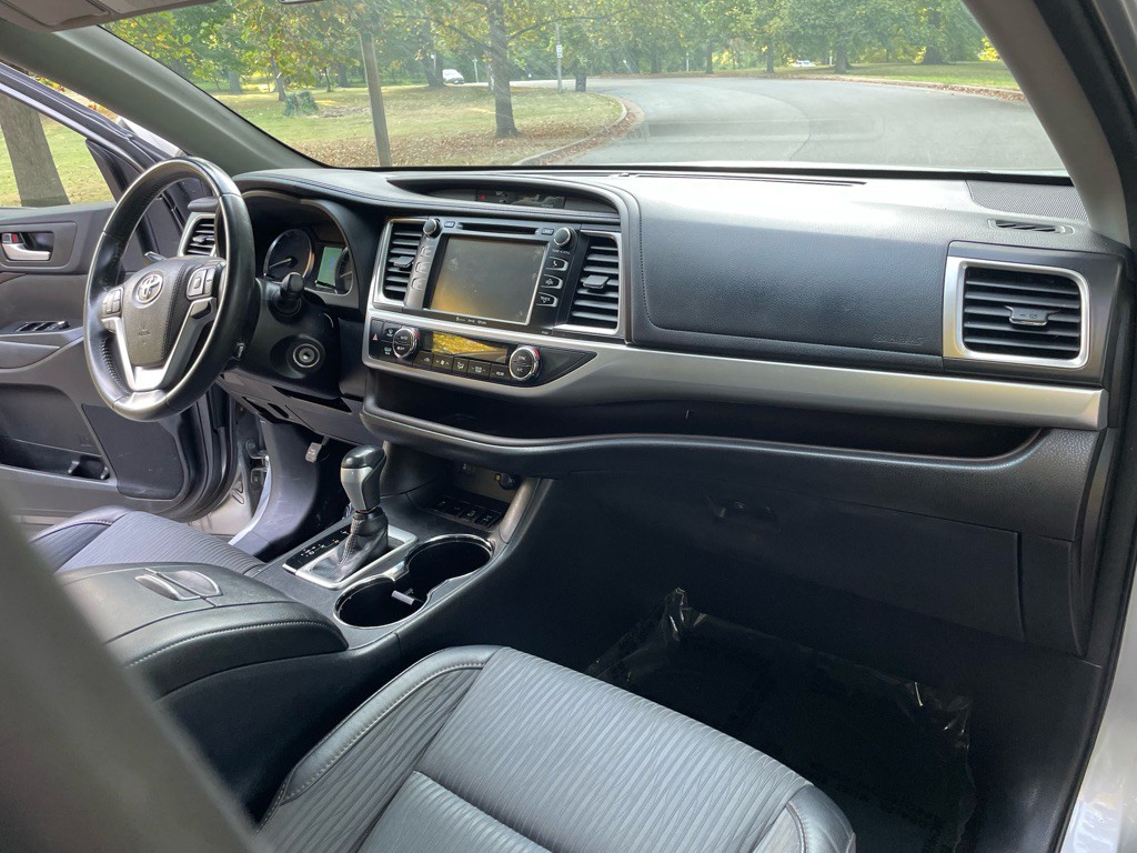 2016 Toyota Highlander Image 17