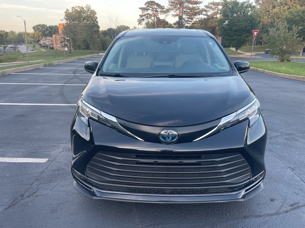 2022 Toyota Sienna Image 2