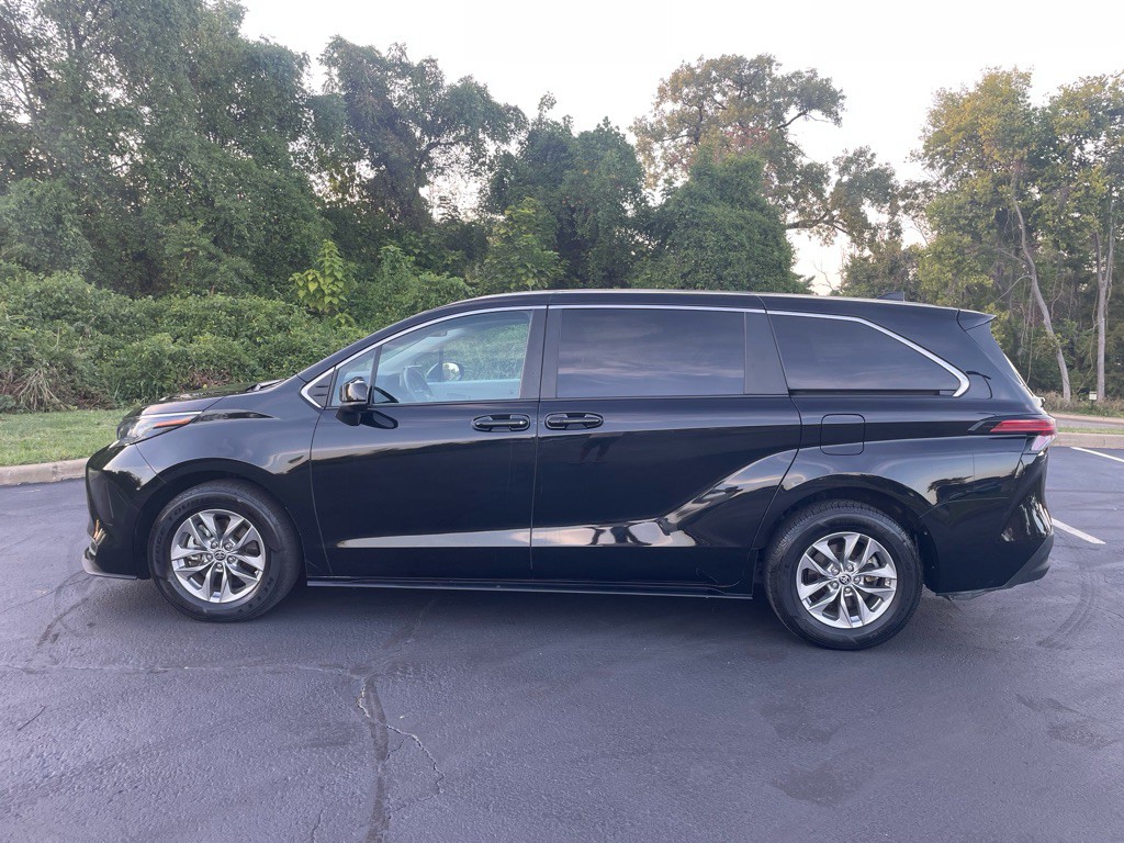 2022 Toyota Sienna Image 3