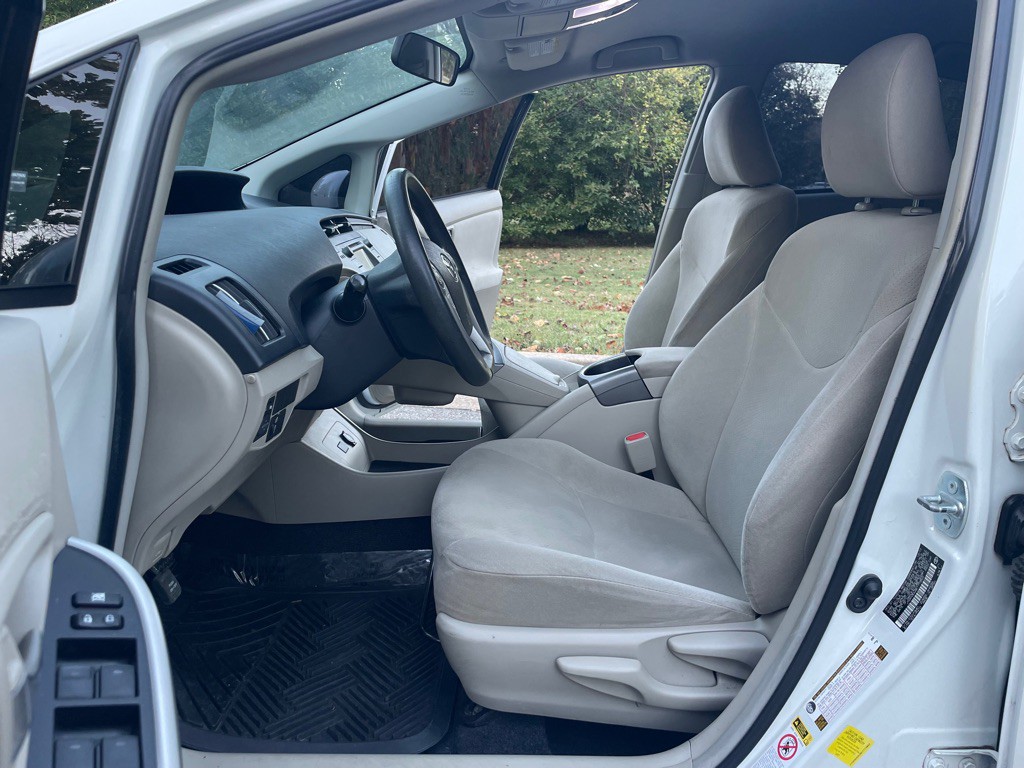 2014 Toyota Prius Image 11