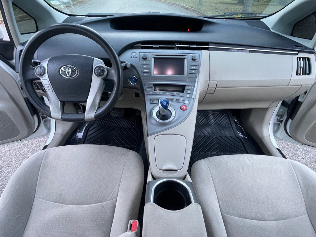 2014 Toyota Prius Image 12