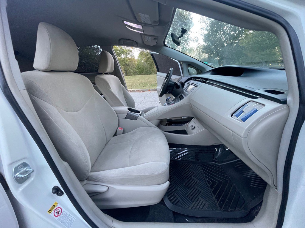 2014 Toyota Prius Image 13