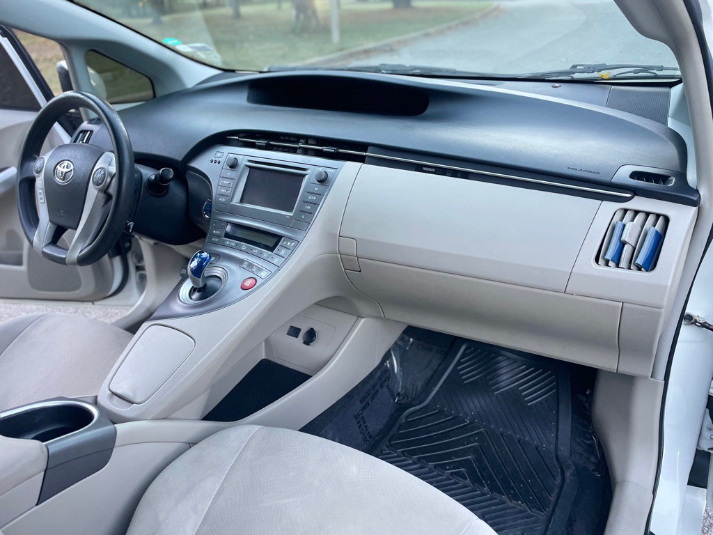 2014 Toyota Prius Image 16