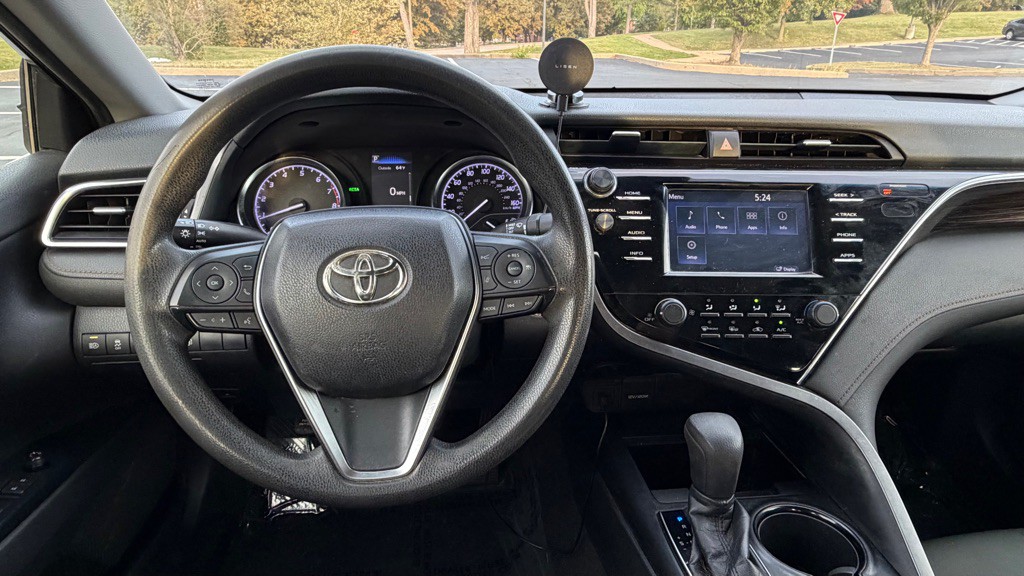 2018 Toyota Camry Image 16