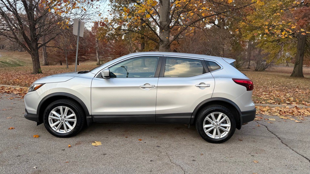 2017 Nissan Rogue Image 2