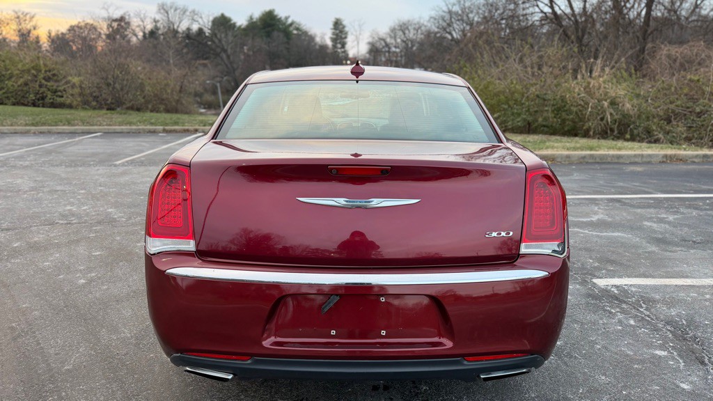 2016 Chrysler 300 Image 8