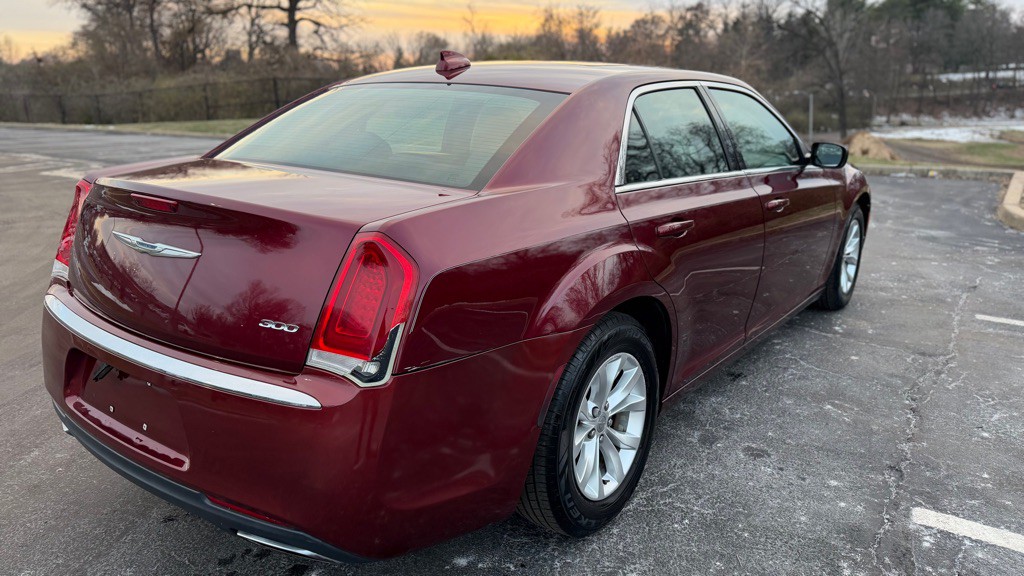 2016 Chrysler 300 Image 9