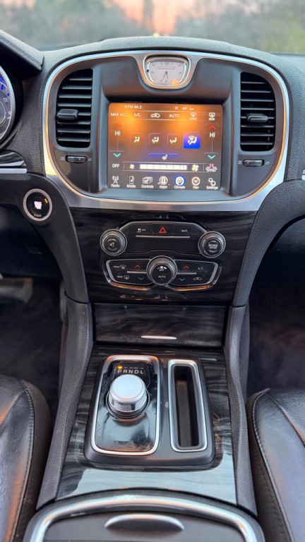 2016 Chrysler 300 Image 14