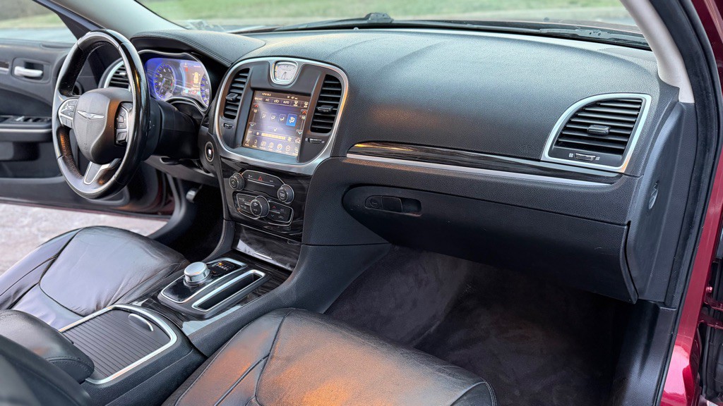 2016 Chrysler 300 Image 15