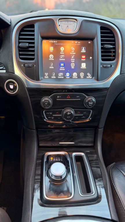 2016 Chrysler 300 Image 18