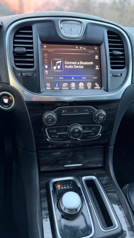 2016 Chrysler 300 Image 19