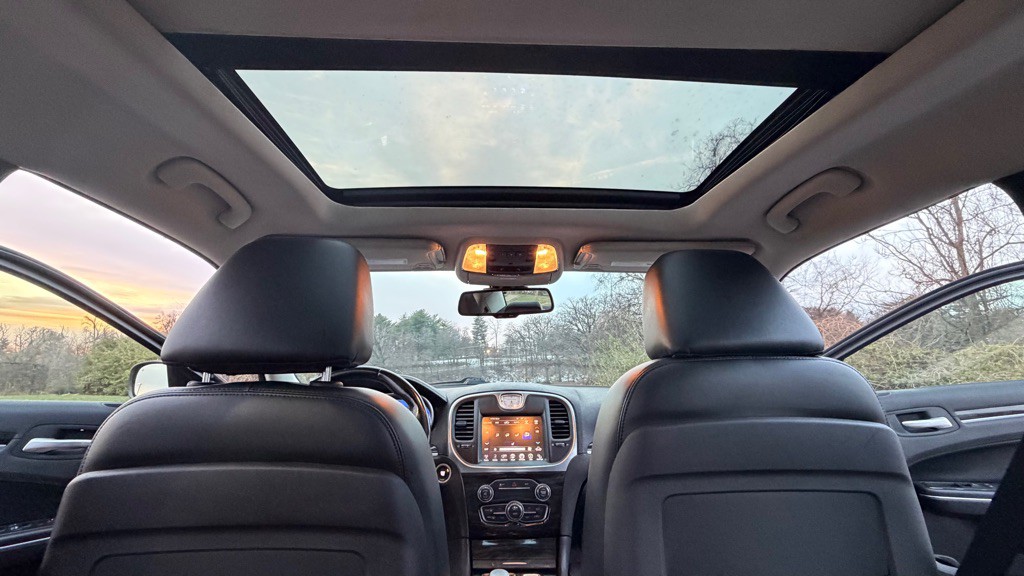 2016 Chrysler 300 Image 22