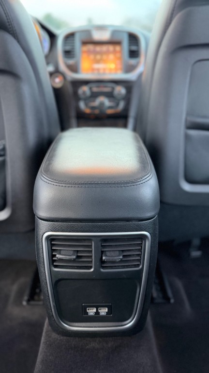 2016 Chrysler 300 Image 23