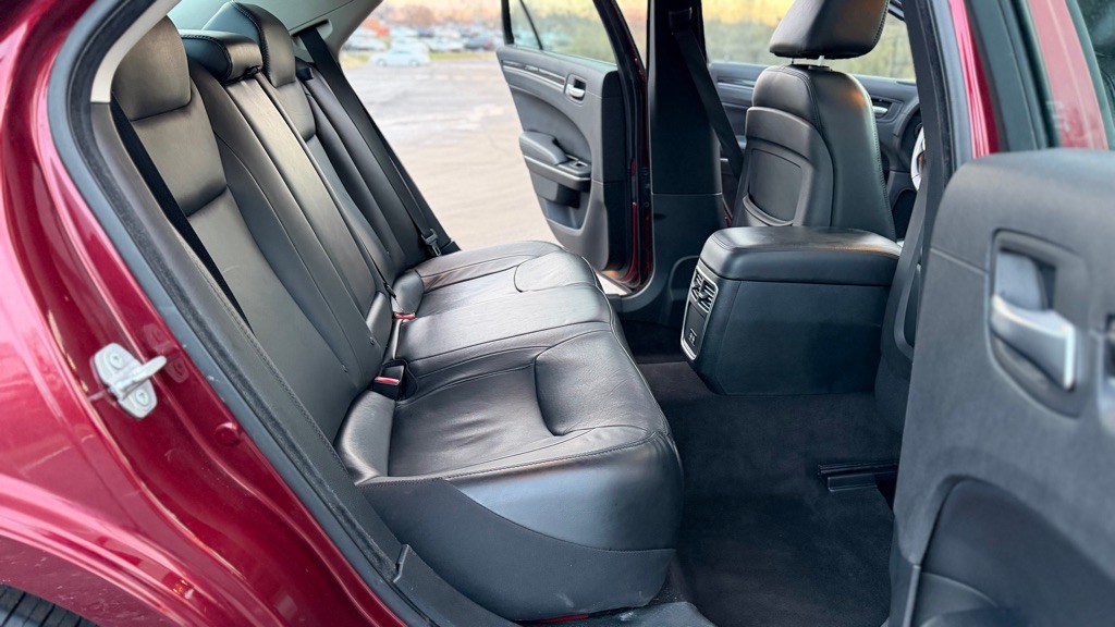 2016 Chrysler 300 Image 24