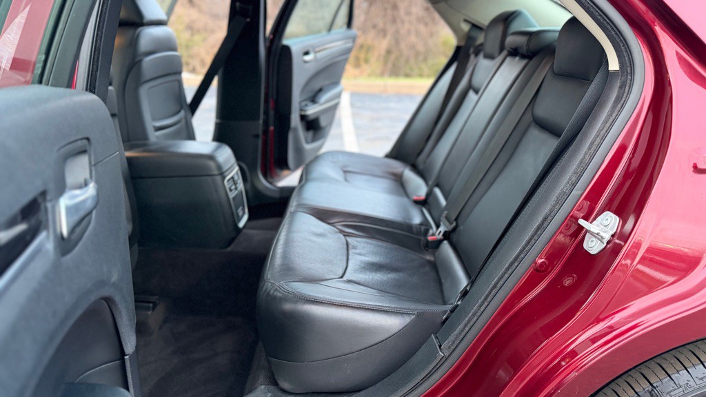 2016 Chrysler 300 Image 26