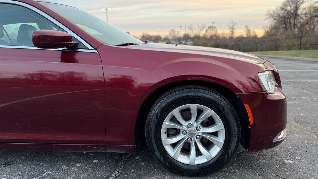 2016 Chrysler 300 Image 28
