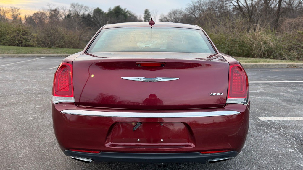 2016 Chrysler 300 Image 31