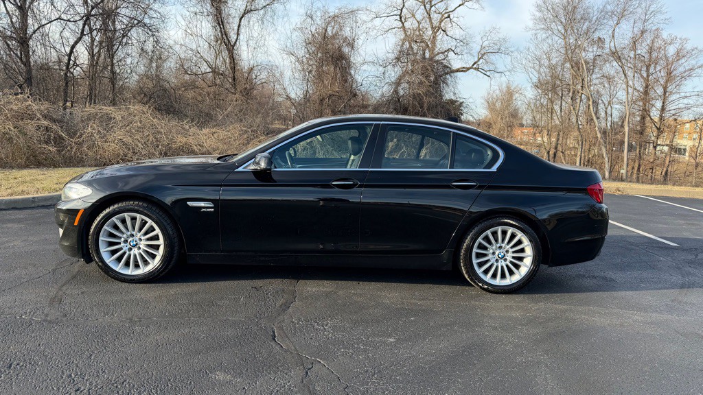 2011 BMW 5 Series Image 3
