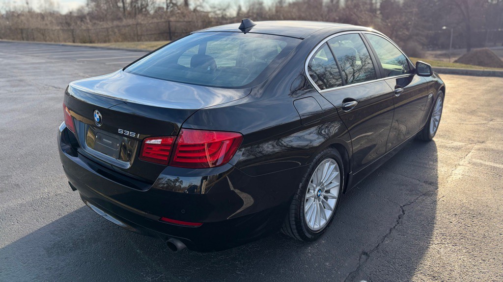 2011 BMW 5 Series Image 8