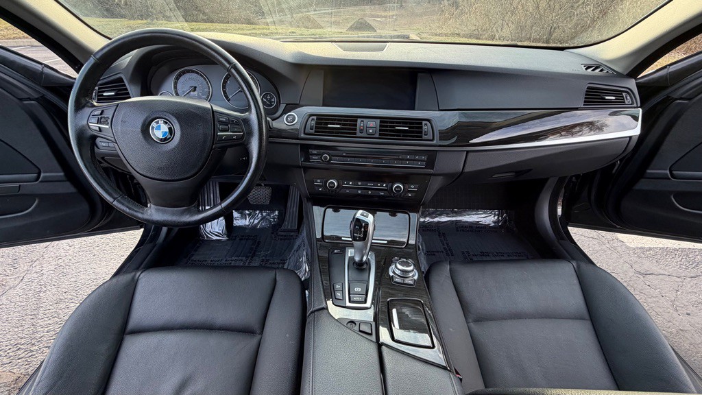 2011 BMW 5 Series Image 12