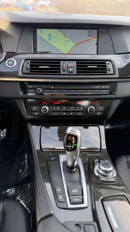 2011 BMW 5 Series Image 19