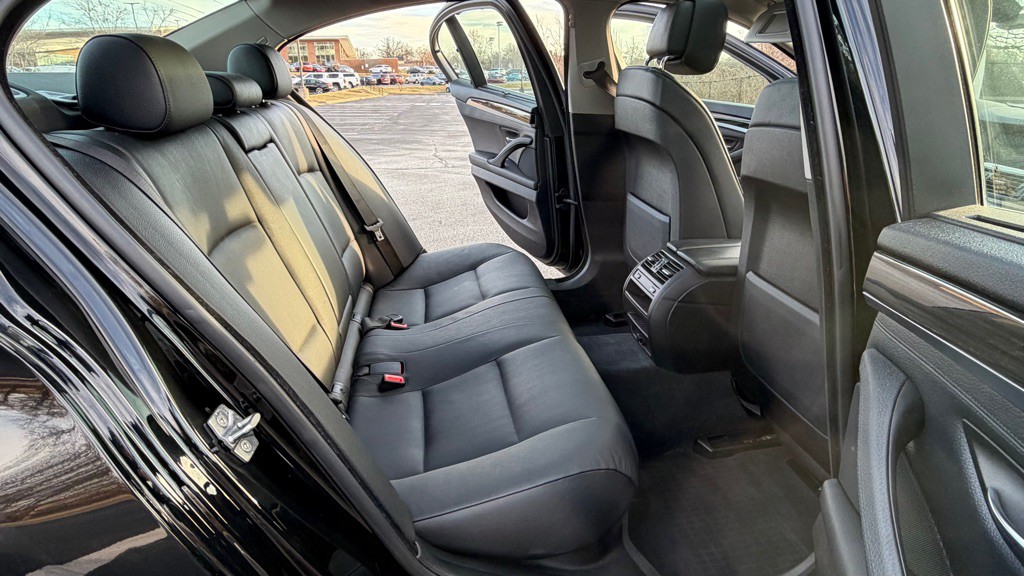 2011 BMW 5 Series Image 25