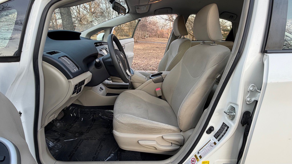 2013 Toyota Prius Image 11