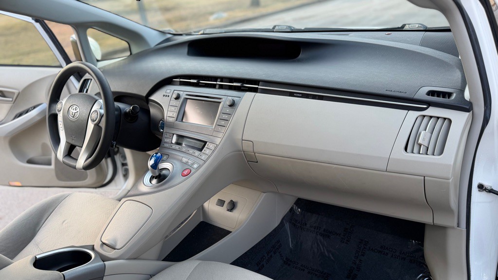 2013 Toyota Prius Image 16
