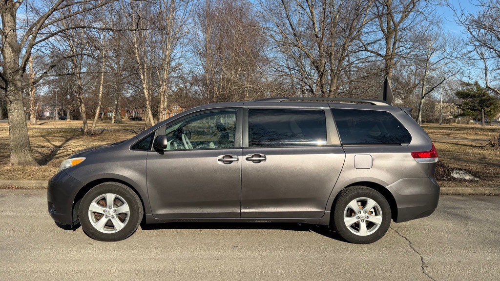 2014 Toyota Sienna Image 2