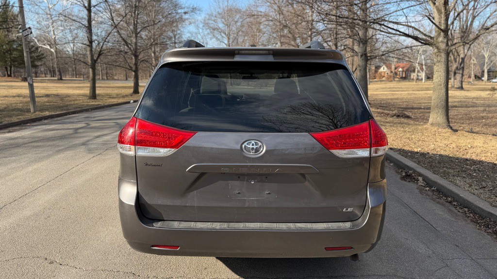 2014 Toyota Sienna Image 3