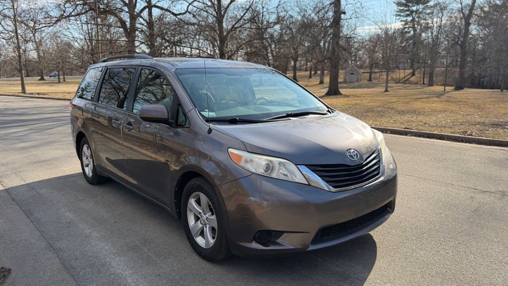 2014 Toyota Sienna Image 4